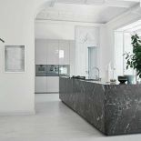 Wyspa kuchenna z marmuru Saint Laurent plus lakierowane fronty, cesar.it