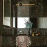 ciemna łazienka w nowoczesnym domu