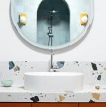 biała łazienka z lastryko