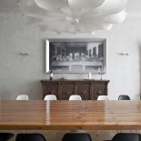 Olbrzymia lampa Zeppelin nad stołem to projekt Marcela Wandersa dla firmy Flos – wariacja na temat pałacowego żyrandola ze