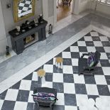 Myślisz pałac , widzisz stiuki, antyki, kandelabry. Tu po stawiku pływają gęsi garbonose, a z antykami