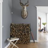 Mnóstwo niebanalnych pomysłów. Zamiast koszy na drewno do palenia w piecach – dekoracyjne akwarium z grubą szklaną taflą.