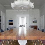 Myślisz pałac , widzisz stiuki, antyki, kandelabry. Tu po stawiku pływają gęsi garbonose, a z antykami