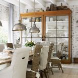 Nowoczesne lampy nad drewnianym stołem.