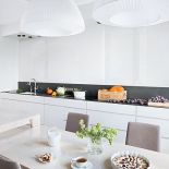 Nowoczesne materiały: gres, marmur, sporo szkła, odrobina drewna.