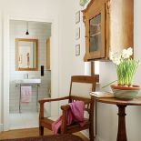 Nowoczesne meble zmiksowane z meblami wyszparanymi w antykwariatach.