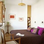 Nowoczesne meble zmiksowane z meblami wyszparanymi w antykwariatach.