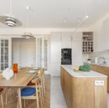 kuchnia z jadalnią w nowoczesnym stylu skandynawskim