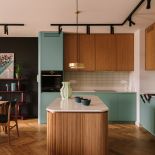 zielona kuchnia z drewnem