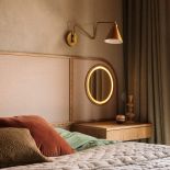 łóżko z oryginalnym zagłówkiem z lusterkiem i toaletką