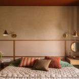 beżowa sypialnia z obłymi kształtami