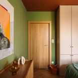 nowoczesna sypialnia z kolorowym sufitem