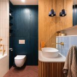 mała łazienka z drewnem i kolorowymi płytkami