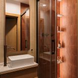 łazienka z rudymi płytkami i strukturalnym tynkiem