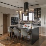 wyspa kuchenna w nowoczesnym domu