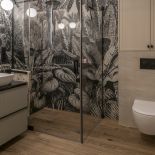 nowoczesne wnętrza łazienka z tapetą pod prysznicem