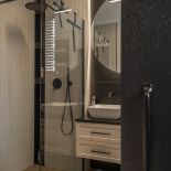 łazienka z prysznicem w nowoczesnym domu