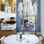 nowoczesny salon z antresolą