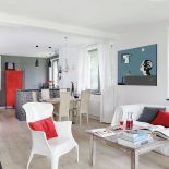 Nowocześnie i kolorowo. Spokój i kontrasty: mieszkanie z pomysłem