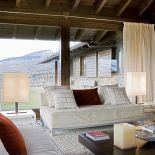 Nowocześnie lecz przytulnie: proste kanapy są obite ciepłym sztruksem, aksamitem, lnem i wełniane poduchy.