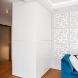 Nowoczesność łączy się z lekką klasyką. Zestawione tu zostały różne materiały i faktury.