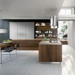 Nowoczesność ocieplona drewnianym fornirem z wyraźnym usłojeniem. SNAIDERO