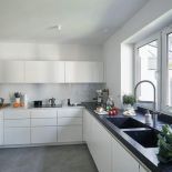 Nowoczesny dom z 65-metrowym tarasem w otulinie Kampinoskiego Parku Narodowego.