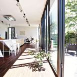 Nowoczesny dom, który łączy modernizm i azjatyckie fascynacje