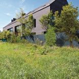 Beton i stal obok drewnianych rzeźb. Surowa prostota architektury modernizmu i tysiącletnia tradycja Azji. Wyjątkowe