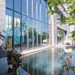 Beton i stal obok drewnianych rzeźb. Surowa prostota architektury modernizmu i tysiącletnia tradycja Azji. Wyjątkowe