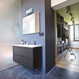 Beton i stal obok drewnianych rzeźb. Surowa prostota architektury modernizmu i tysiącletnia tradycja Azji. Wyjątkowe