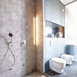 Beton i stal obok drewnianych rzeźb. Surowa prostota architektury modernizmu i tysiącletnia tradycja Azji. Wyjątkowe