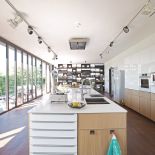 Beton i stal obok drewnianych rzeźb. Surowa prostota architektury modernizmu i tysiącletnia tradycja Azji. Wyjątkowe