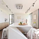 Blat z geometrycznym, podświetlanym wcięciem, które ma przywodzić na myśl OGIEŃ, to projekt Jacka Rzyskiego.