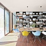 Jacek projektował dwie uniwersyteckie biblioteki jego żona prowadzi wydawnictwo książkowe. Domowa biblioteka musiała być więc