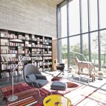 Beton i stal obok drewnianych rzeźb. Surowa prostota architektury modernizmu i tysiącletnia tradycja Azji. Wyjątkowe