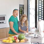 Jacek z córką Antoniną. Nowoczesny dom, który łączy modernizm i azjatyckie fascynacje