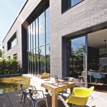 Nowoczesny dom, który łączy modernizm i azjatyckie fascynacje