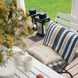 Nowoczesny dom w Izabelinie z dużą, otwartą na salon kuchnią.