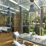 Nowoczesny dom z 65-metrowym tarasem w otulinie Kampinoskiego Parku Narodowego.