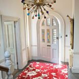 Nowoczesny dywan w mocnych kolorach ożywia klasyczne wnętrze. SIGNATURE PRINTS