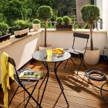 Nowoczesny, metalowy zestaw mebli z kolekcji Rhode docenią posiadacze małych balkonów (Castorama).