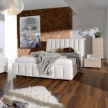 Nowoczesny romantyzm w chłodnych kolorach. Toaletka jest elementem aranżacji sypialni z kolekcji Romance Paged Meble.