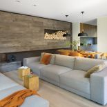 nowoczesny kominek w salonie