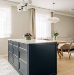 kuchnia biało granatowa