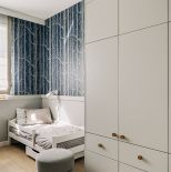 pokój dla chłopca z granatową tapetą