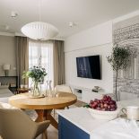 nowoczesny apartament z odcieniami bieli i granatu