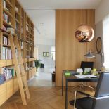 Ten dom w nowoczesnym stylu położony jest wśród brzóz i wygląda pięknie.