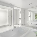 Ten nowoczesny dom pod Warszawą zaspokaja rozmaite pragnienia. Natury, otwartej przestrzeni, współczesności i relaksu.