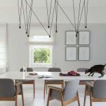 Ten dom w nowoczesnym stylu położony jest wśród brzóz i wygląda pięknie.